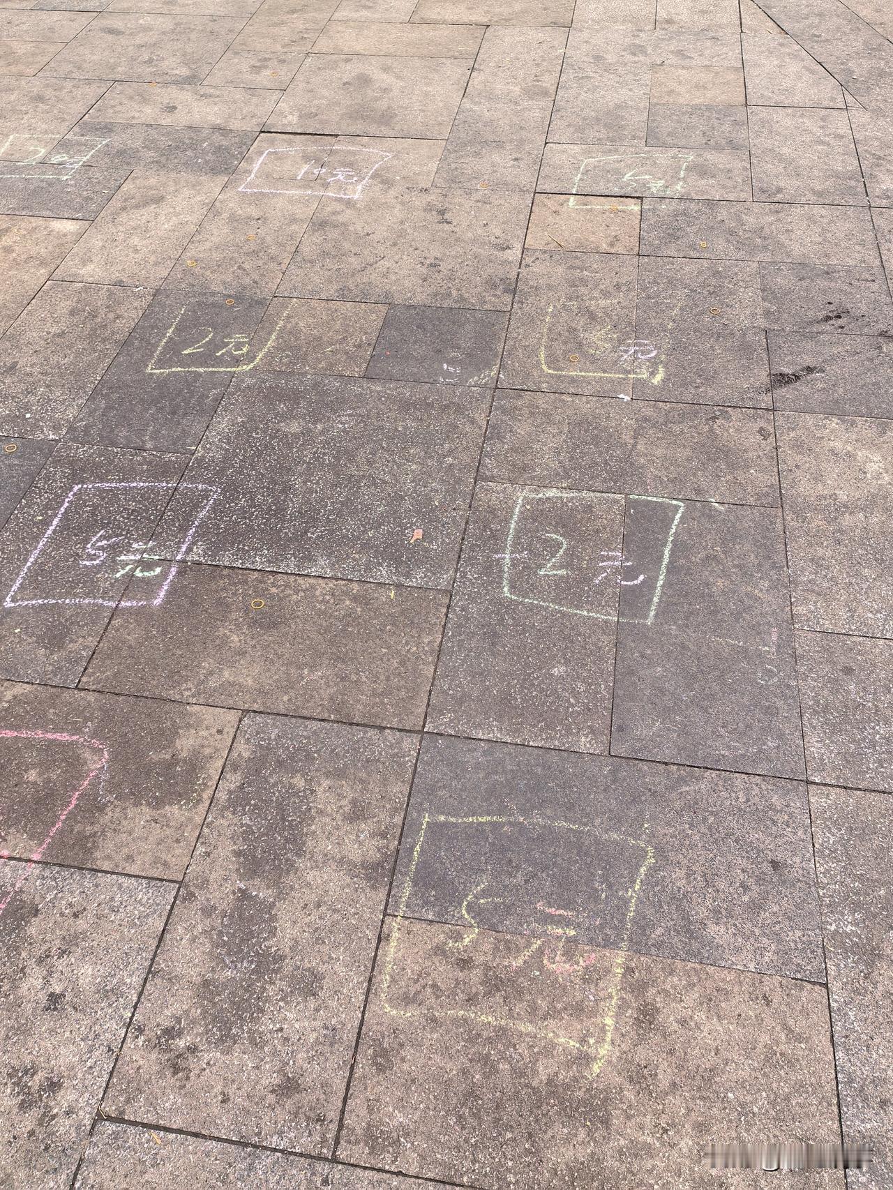 我感觉这街上套圈的就是一个骗局啊。这真的是一个无本的买卖呀。估计那个圈是