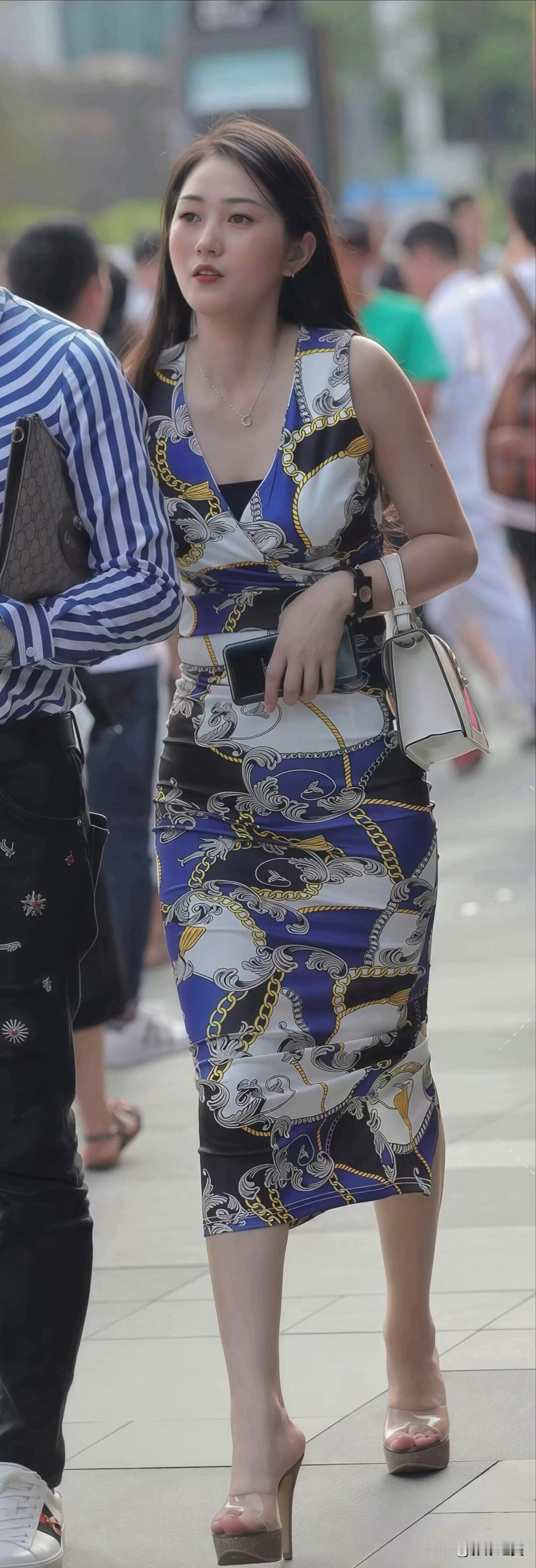 蓝白印花长裙，搭配透明高跟鞋，优雅又不失气场，是逛街穿搭的时尚范本。