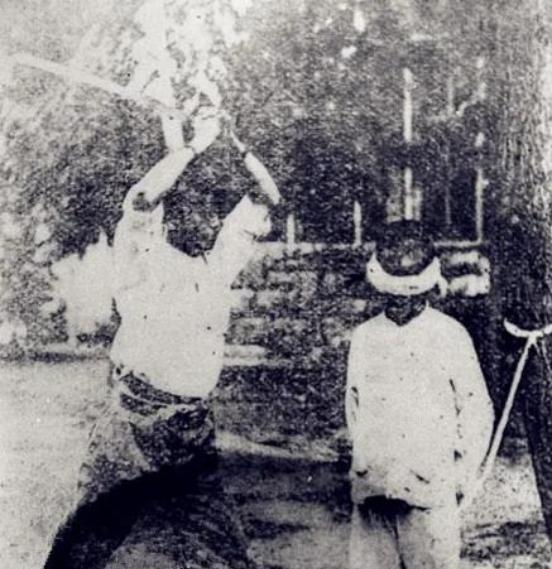 1938年，一群鬼子闯进了毛子埠，很多人见到来势汹汹的鬼子都藏了起来，可是一位老