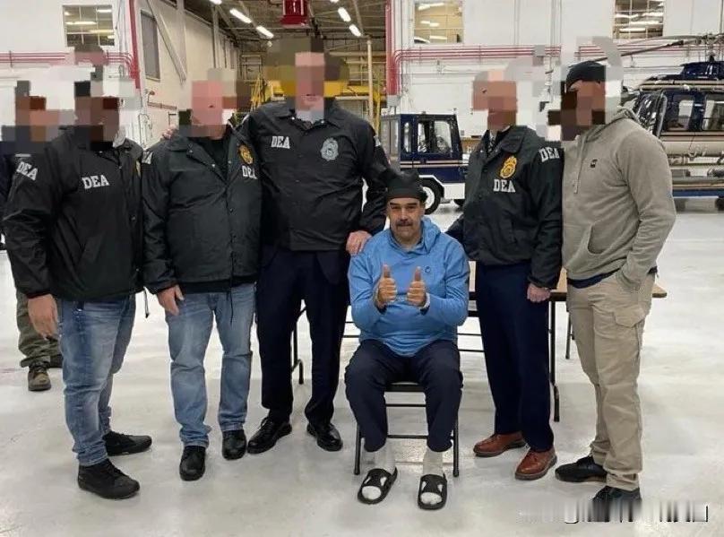 不是应该竖中指吗？竖大拇指几个意思？绿卡到手了？