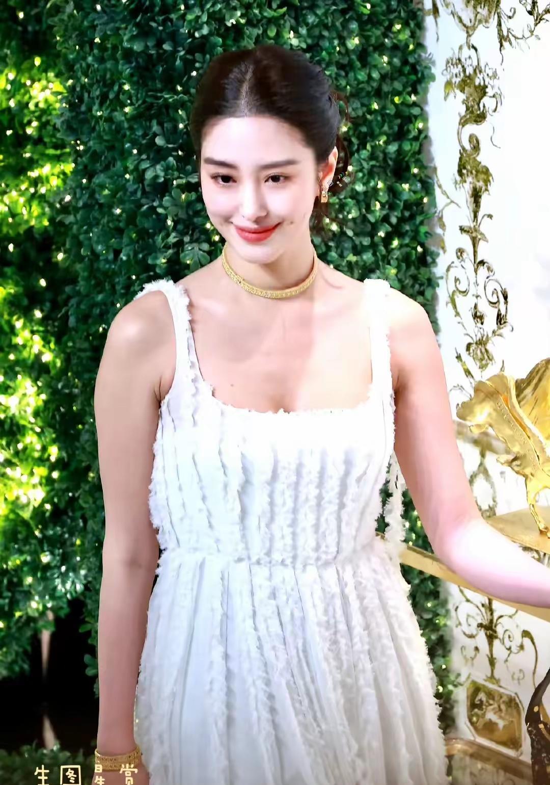 太狠了！不得不说，这个女人简直是玩弄人性的顶级高手。前脚穿38万的高定白裙被