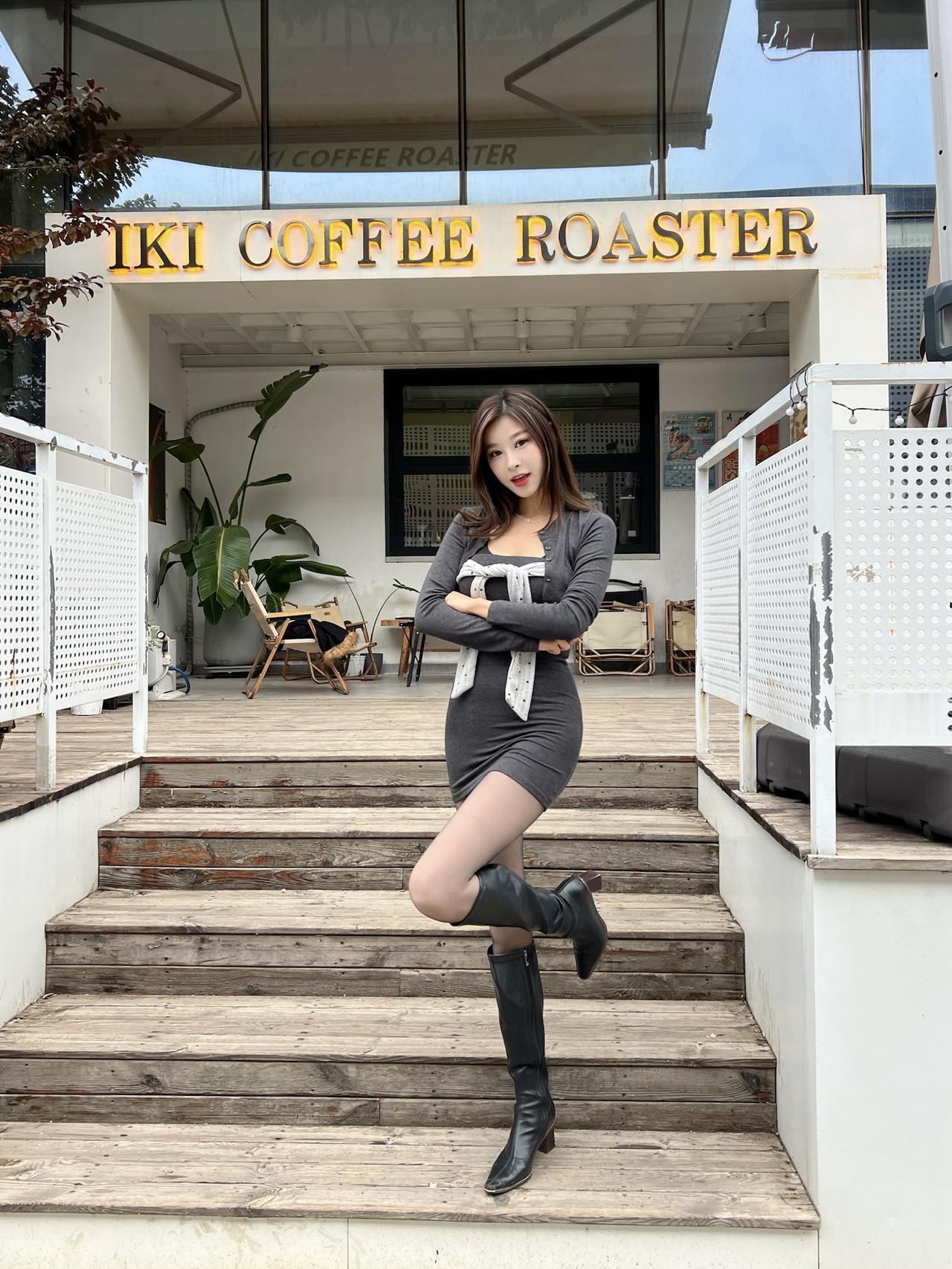 北方的天氣真的是越來越冷了今天和朋友一起出來喝咖啡朋友居然問我穿這麼少難道不