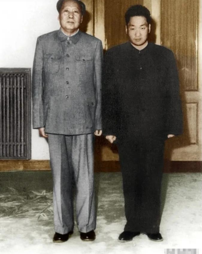 毛泽东有过十个孩子，活到建国后的只剩两个。大儿子毛岸英28岁牺牲在朝鲜，小儿子毛