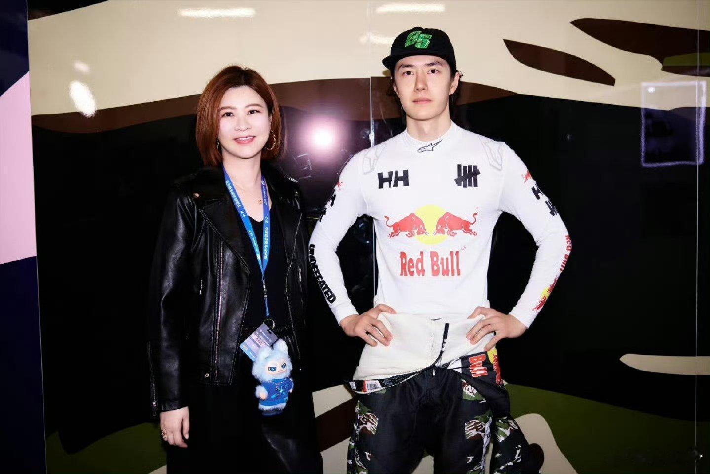 杜华王一博赛后合照一张合照，半部顶流成长史。ChinaGT赛场落幕，杜华亲临现