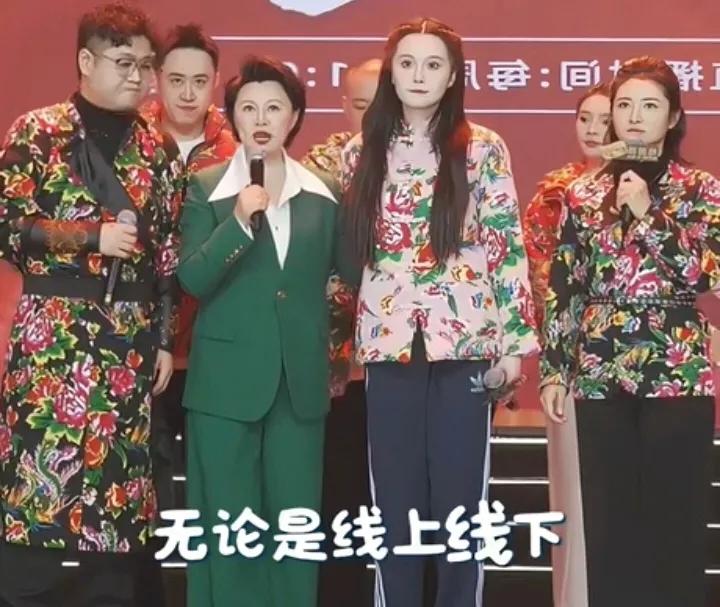 赵海燕为了球球豁出去了，穿着一套绿色西装搭配白色衬衫，颇有80年代，央视主持人的