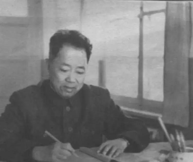49年，东野某干部为了搬家将列车员打了。刘亚楼将军知道后。他立即找了过去。刘亚楼