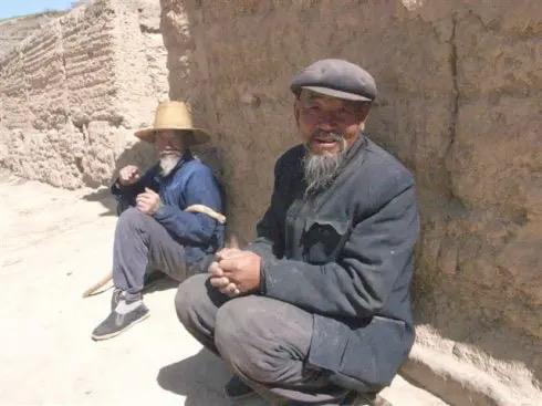 说一个扎心，而又不得不提及的话题：农村老人晚景凄凉。花2分钟看完这则短文，或