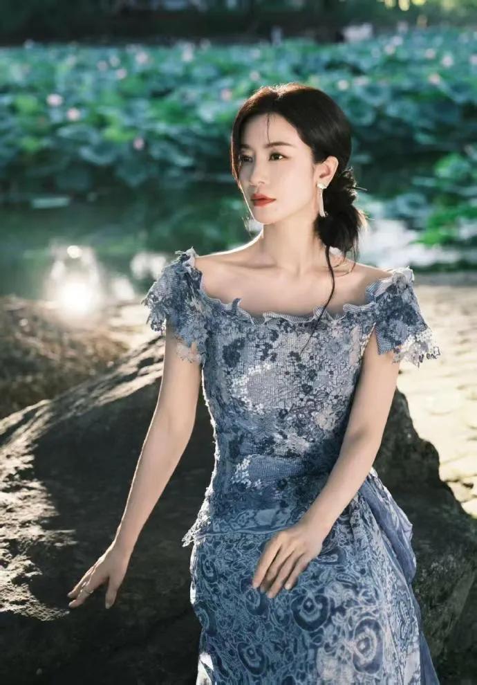 李晟发声：打破坐姿性别枷锁李晟一句“女人不能这么坐吗”，如同一束光，照亮了长