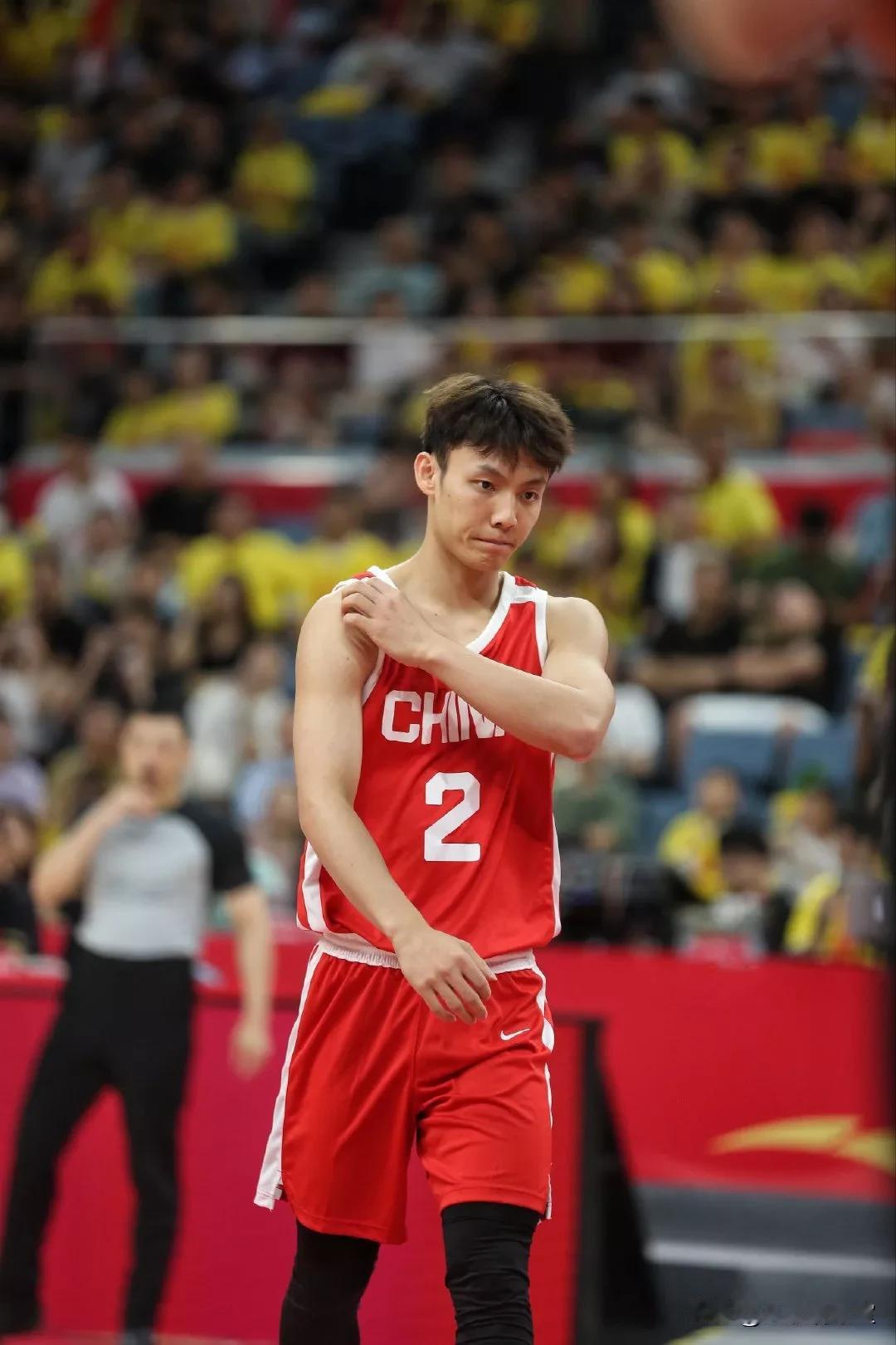中国男篮被波黑男篮追至5分分差，最后关键时刻，郭士强大刀一挥上了徐杰，仅一个回合