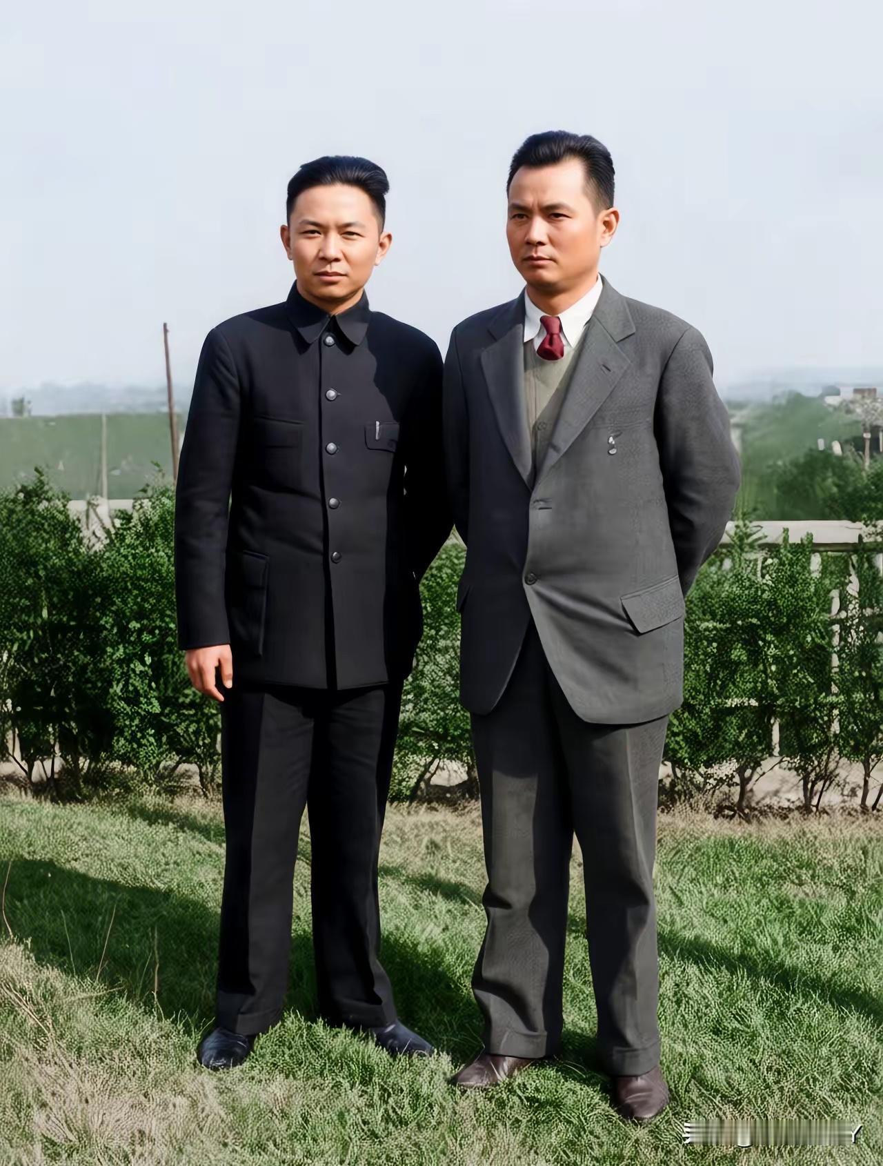 1938年，41岁叶剑英和32岁弟弟叶道英同框合影。兄弟俩名字好听，身穿黑色