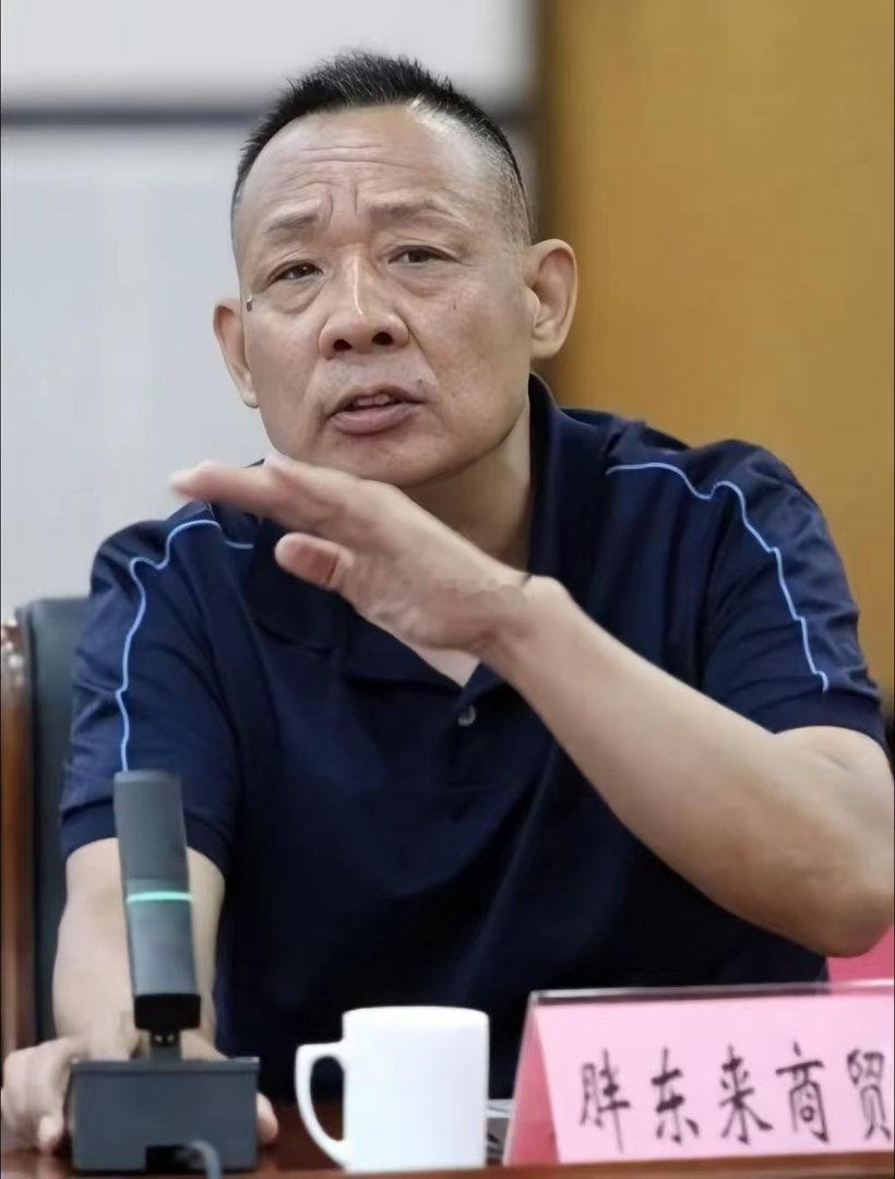 于东来，一生做了4件了不起的事。一、善待员工。企业的50%利润分给员工，给员工足