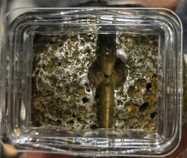 古代为了防止有人用铜铅这些镀一层银冒充银子，在交易时会用剪子剪开。哪怕是整锭的官