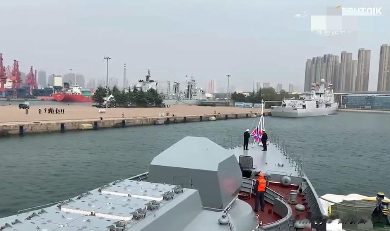 咱们挺会照顾大俄情绪价值啊！[呲牙笑][呲牙笑][呲牙笑]昨天俄舰艇编队访问青岛，咱们