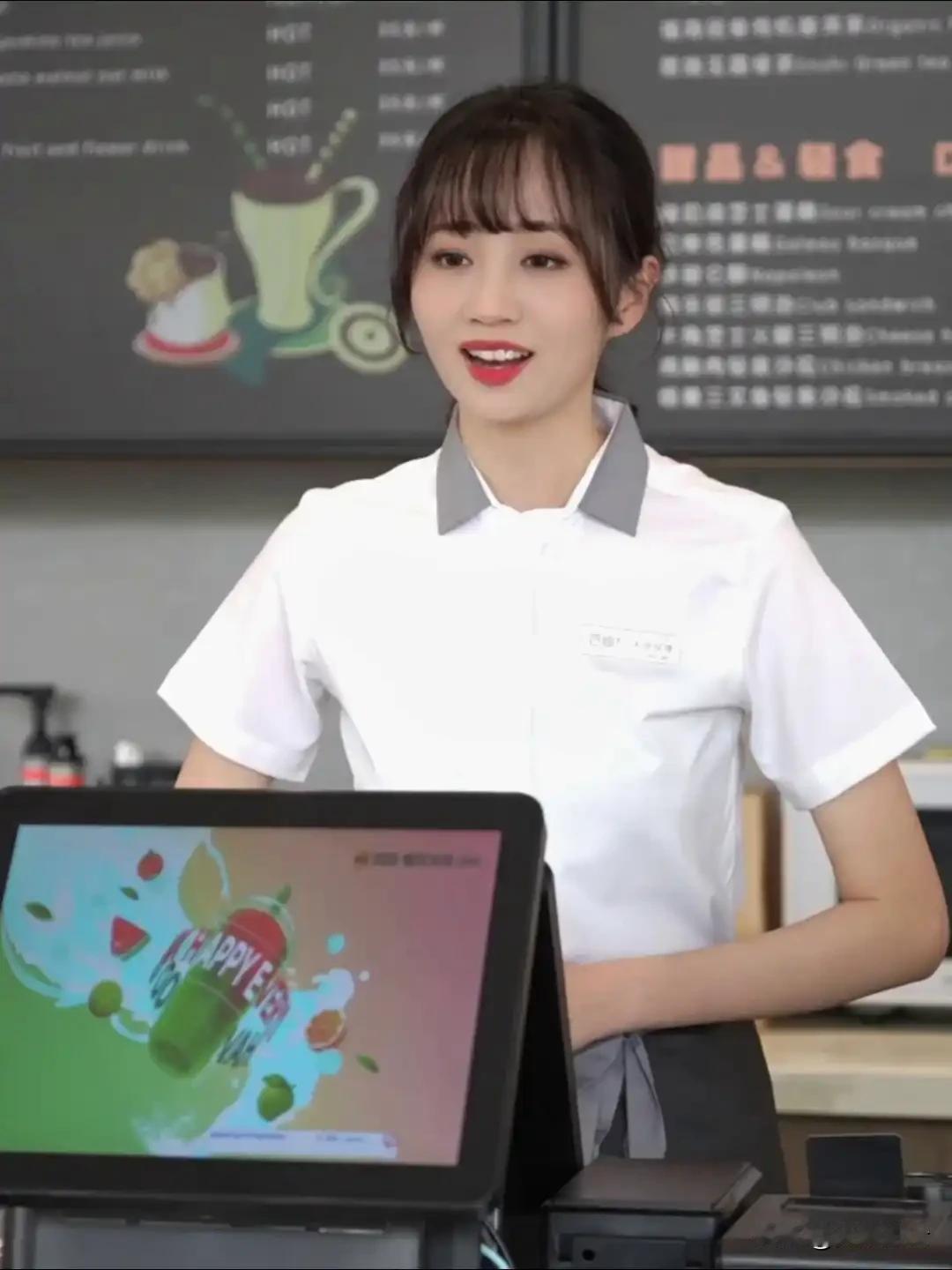 我表妹初中毕业，去读的幼师，也没读完就肄业闯社会了，这两年做过奶茶店服务员，还有