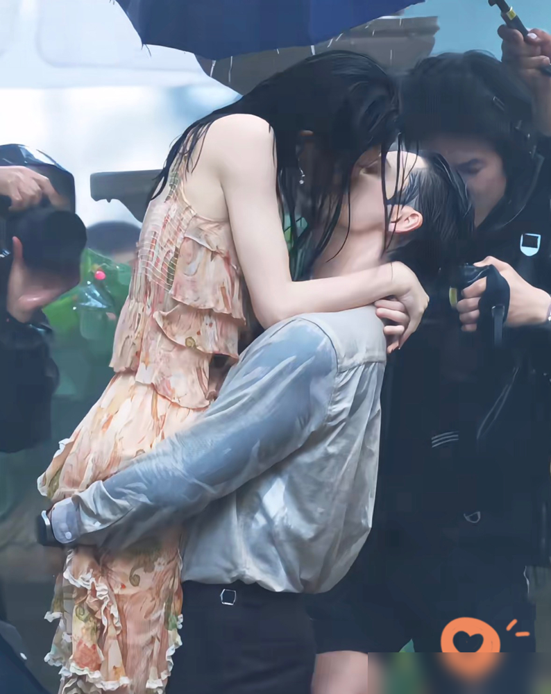孙红雷这辈子都忘不了那碗韭菜馄饨。《像雾像雨又像风》拍吻戏，对面是李小冉。他为了显尊重，开拍前把牙刷