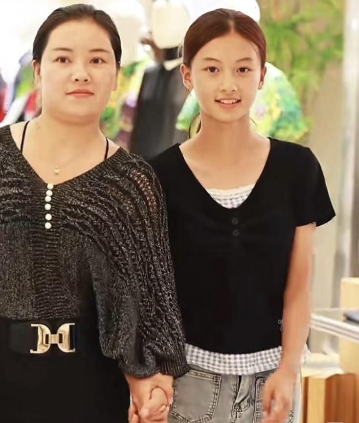 我最搞不懂的人，就是七七的妈妈了，既然最后还是选择让15岁的女儿出道，当