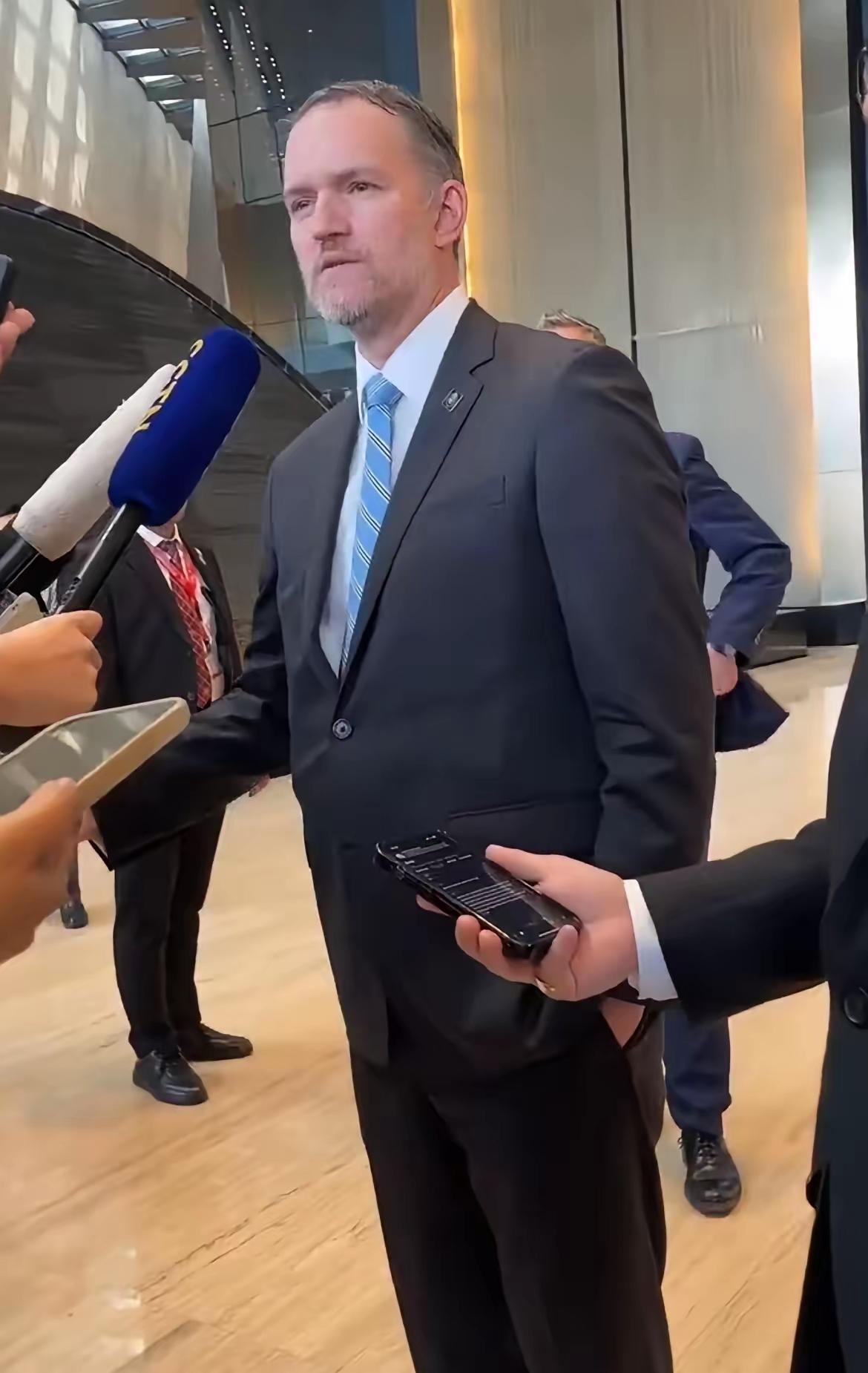 上午会谈结束,美贸易代表格里尔向记者表示,谈判进展顺利。他称从昨天至今双方花了