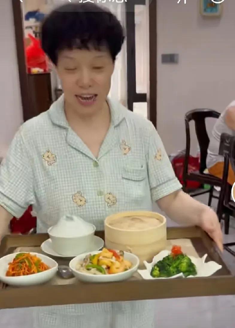 麦小登出院了。小登这次选择在家坐月子，有网友担心在家吵的慌，坐不好月子，可是小