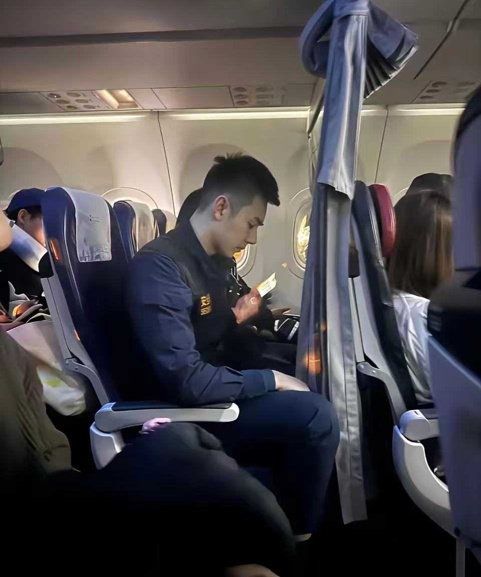 坐飞机偶遇神仙颜值安全员，全程忍不住偷看