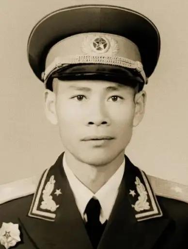 1969年，一个副军长彭思忠去西安热电厂视察，陪同的厂长在后面点头哈腰。结果，这