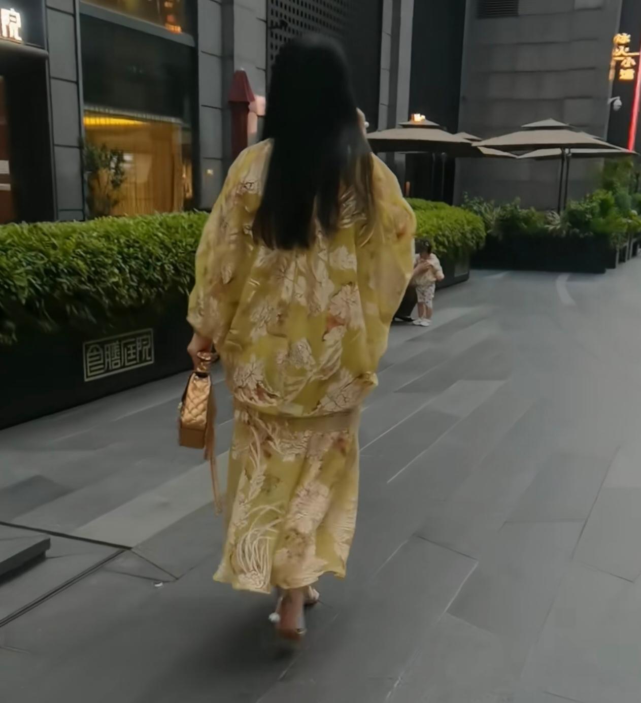 长沙街头偶遇李湘，整个人瘦了美了！2026年6月21日路人在长沙商圈拍到李