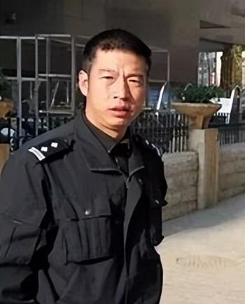 杜培武，一个禁毒警察。妻子王晓湘，警花。副局长王俊波，他兄弟。1998年，两人在