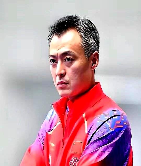 七年，秦志戬把许昕从毛头小子熬成世界第一直拍。突然一句“换组”，上头说：直