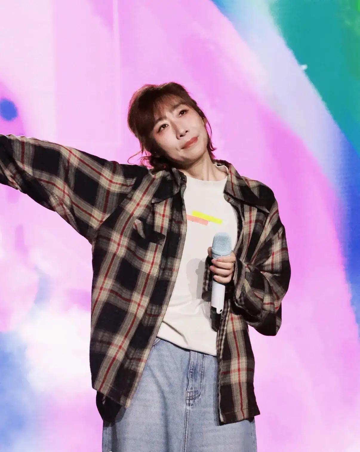 任素汐穿着格子衬衫和牛仔裤就去参加音乐节了，一开口唱“你会翻过山，看到万里平原”