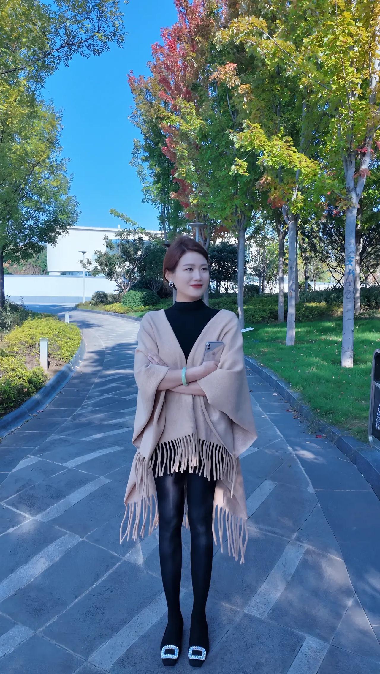 冬日漫步，暖阳下的时尚穿搭