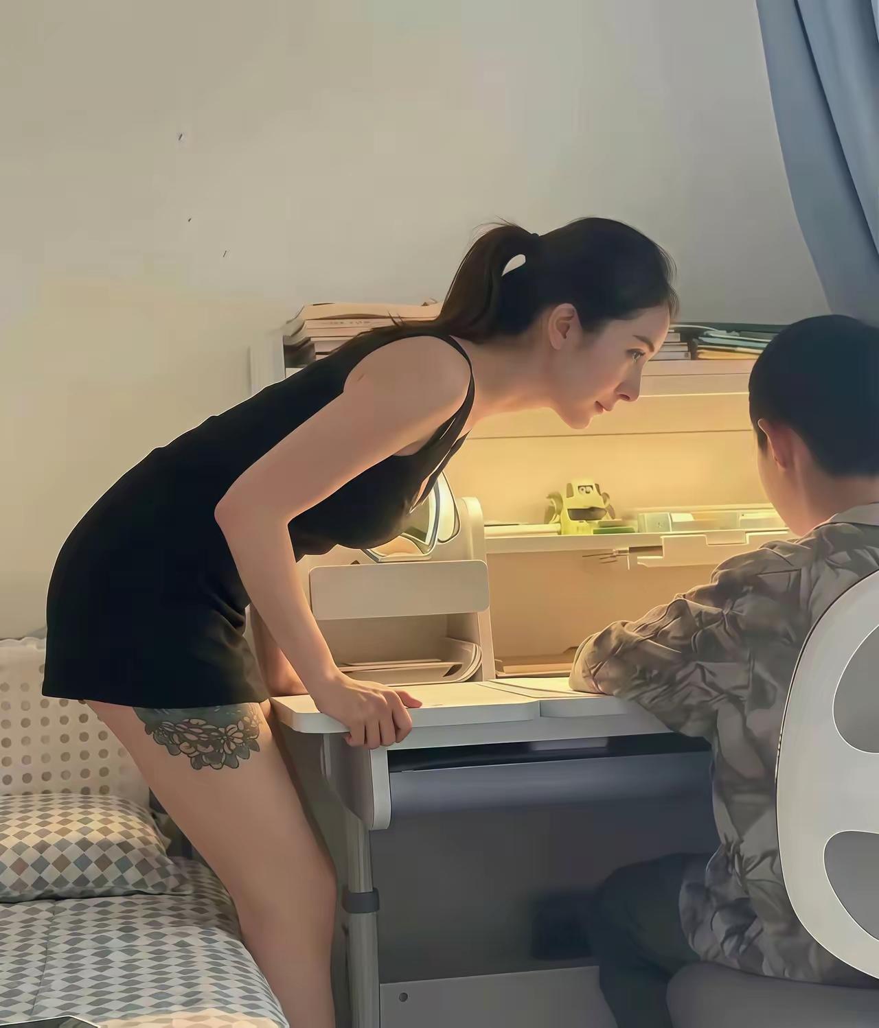 这是不是一个人?看侧脸很像，看纹身又不是