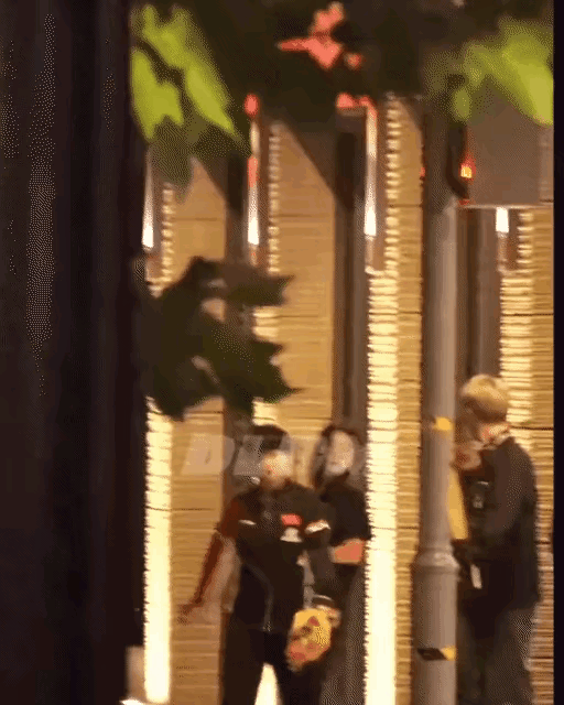 两小只太明显啦，夺冠后回去的路上也要发信息，大头刚发完放下手机，莎莎便揣兜