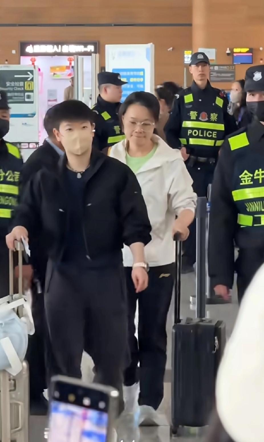 国乒健儿出征澳门，期待赛场绽放光彩！刚刷到莎莎、王楚钦、王曼昱这些国乒宝贝