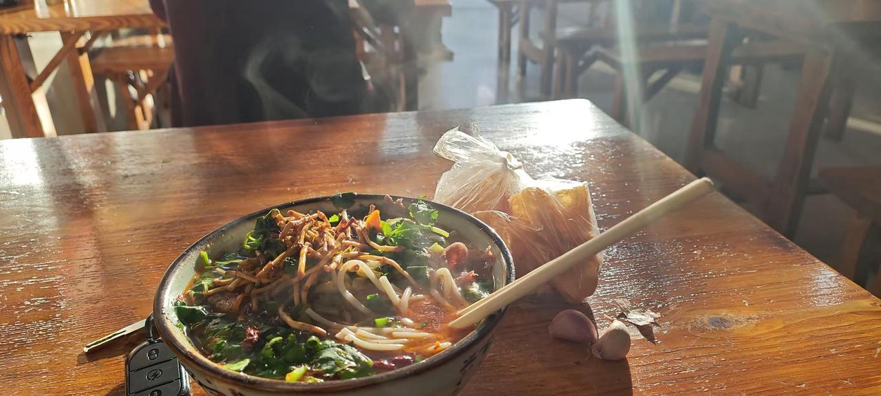 无意听到有人说“瀑布之所以壮观是因为它没有退路”，此话仿佛冰水贯彻我全身，这哪里