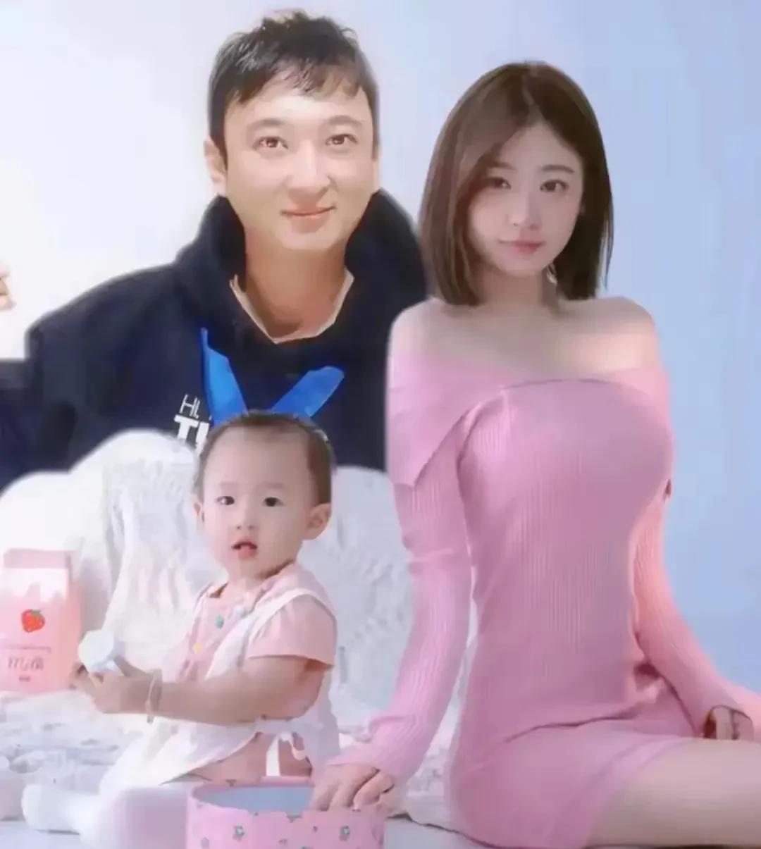 黄一鸣和妈妈因为王思聪闹翻了，看来钱真的是万恶之源，因为抚养费的问题黄一鸣和妈妈