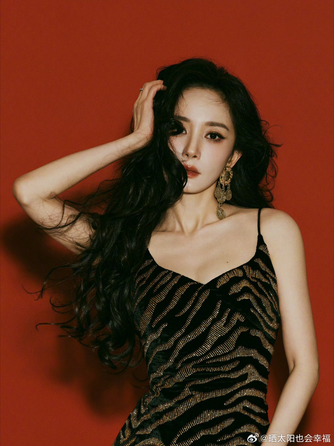 #杨幂剪彩神图##杨幂##杨幂sw女王驾到#好久没有见到这么摩登的造型了，妈幂就这样用美貌和大长腿杀
