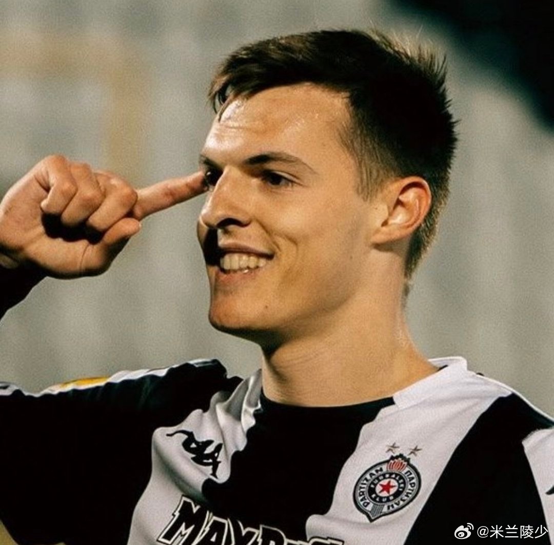 米兰签下科斯蒂奇得益于去年夏天开始的，名宿萨维切维奇的大力推荐。下赛季科斯蒂奇暂