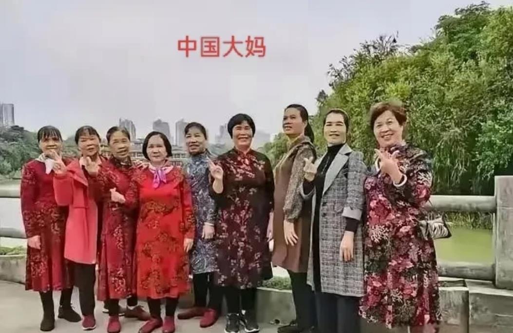 中国大妈和韩国大妈们区别在哪里？（我觉得中国大妈们穿得喜庆，说明活得开心！）