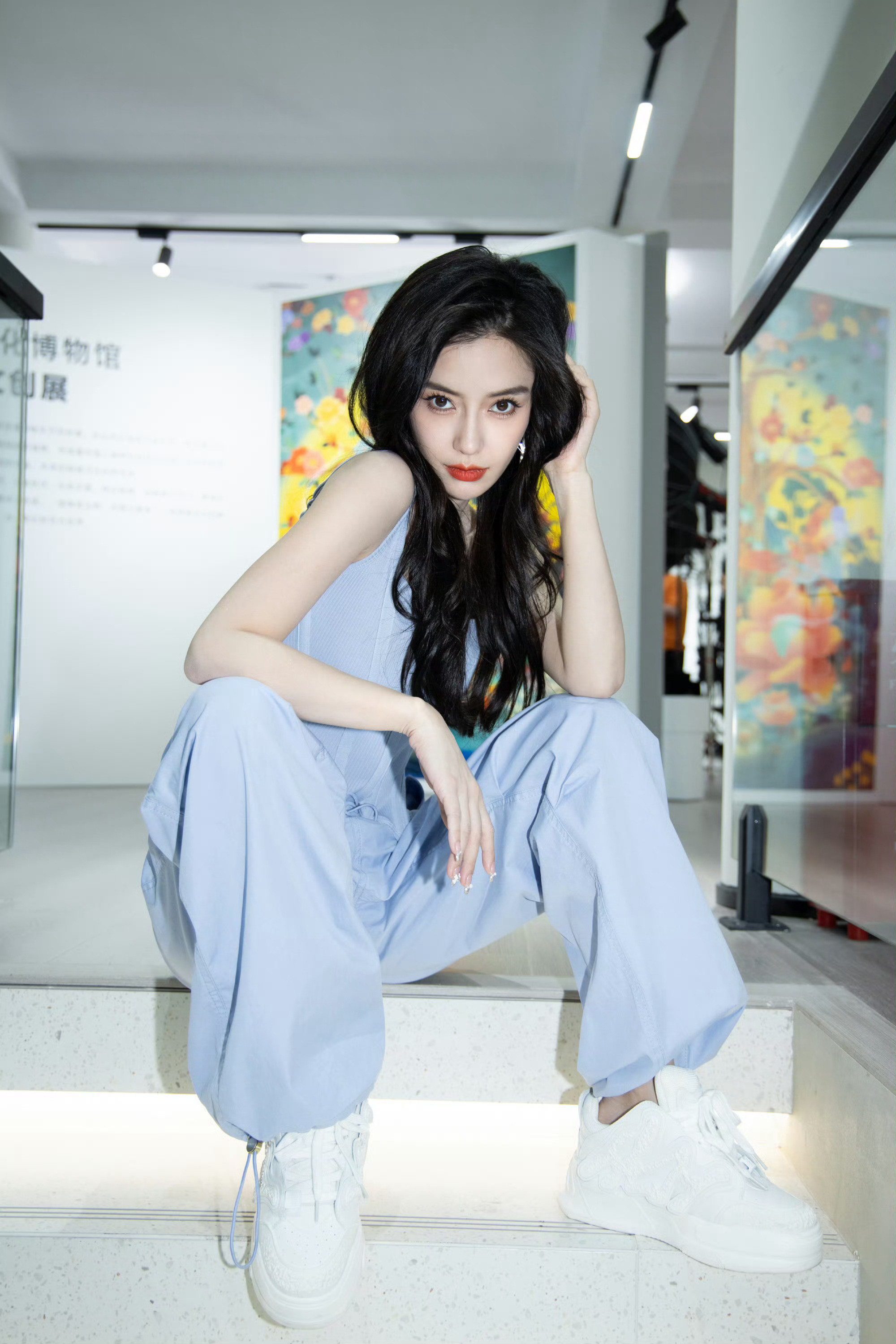 angelababy[红脸笑]杨颖松弛又有气场，可甜可酷，捕捉闪闪发光的ba