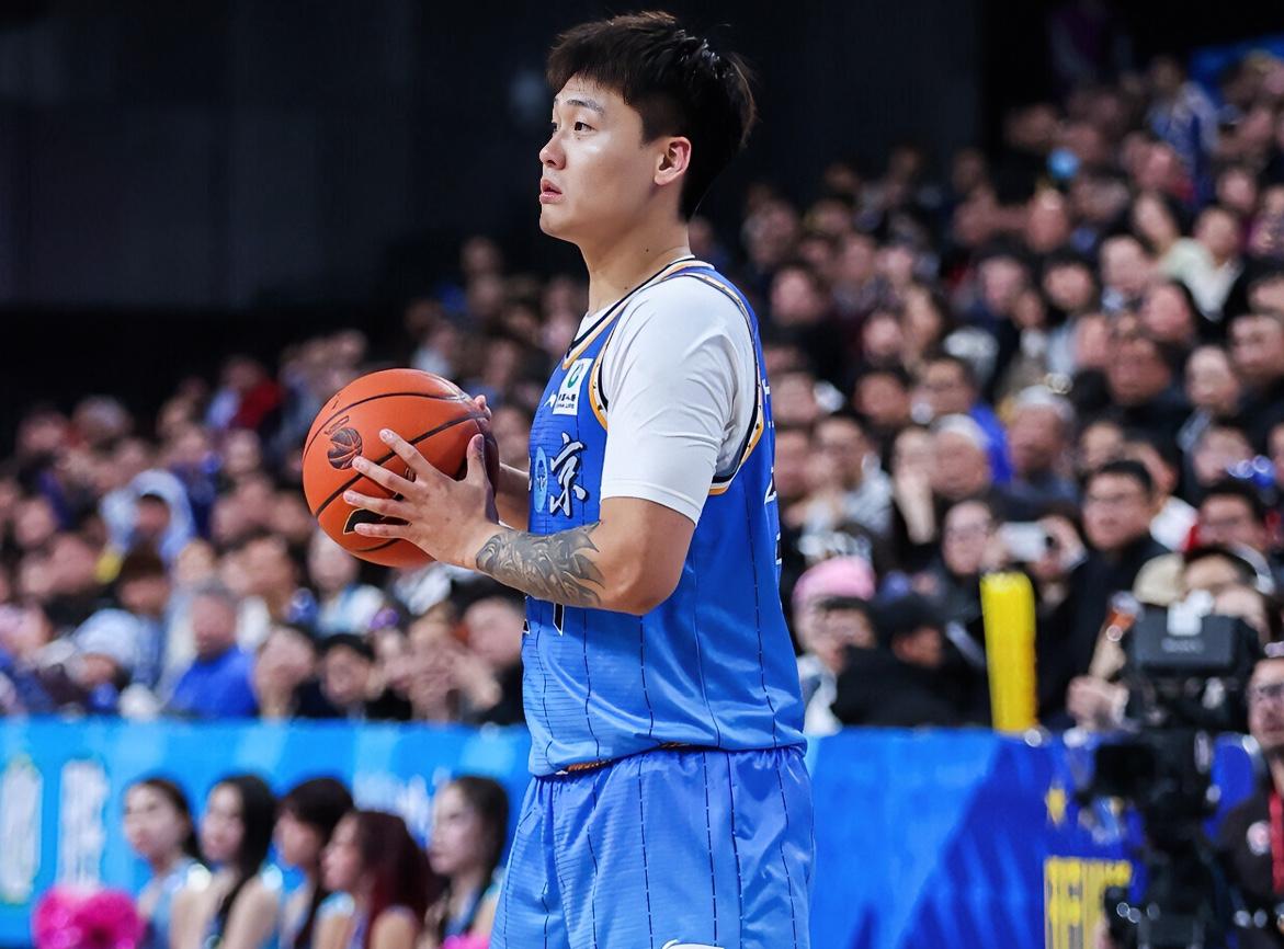 赵睿：琦哥，北京俩顶薪中锋，一个带薪看球，一个赛场上吊儿郎当，这赛季又陪玩吗？