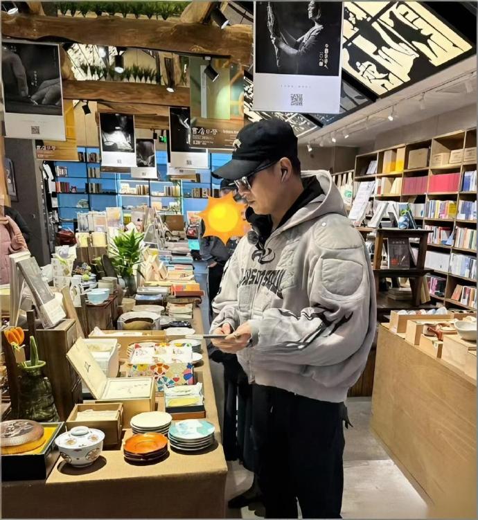 54岁汪峰现身长沙某书店，他穿着时尚有型，但皮肤暗黄，岁月感明显，大方邀请粉丝喝