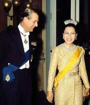 诗丽吉王后和伊丽莎白女王的丈夫他们交谈甚欢，两人都是好命的主，一个娶王，一个嫁王