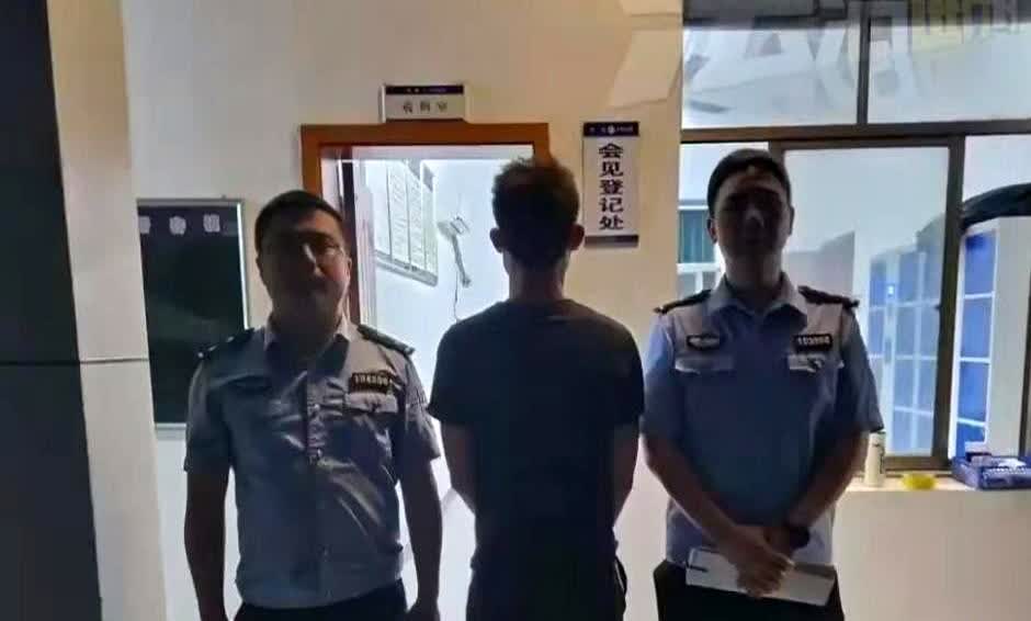 坏人绞尽脑汁，不如蠢人灵机一动警察前几天接到个奇葩报警电话里说夜市有人拿