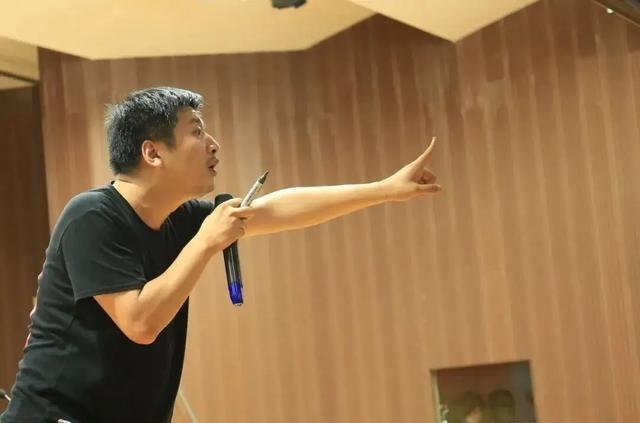 2007年，大学毕业的张雪峰成为北漂，在海淀六郎庄的狭小出租屋里落脚，月薪仅25