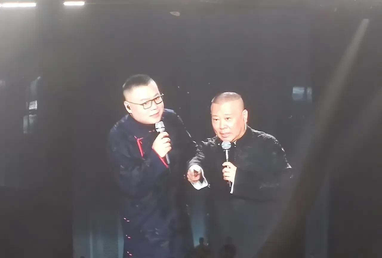 郭德纲去岳云鹏演唱会镇场子，献唱，用实力证明什么叫宠徒。郭老师去岳云鹏演唱会说