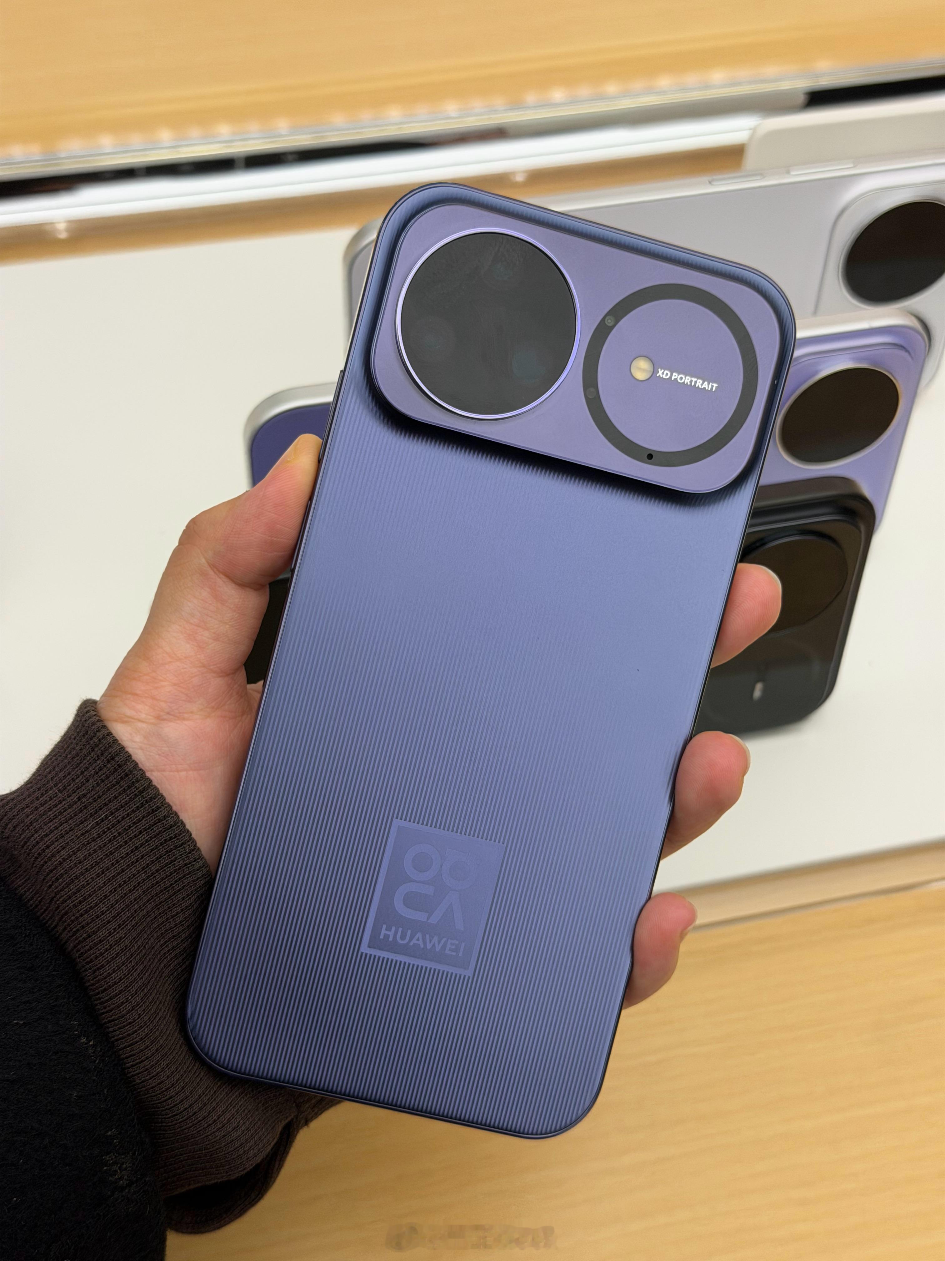 华为nova15Ultra这个紫色很好看哎比主推的绿色更戳我也可能年纪大了就喜欢