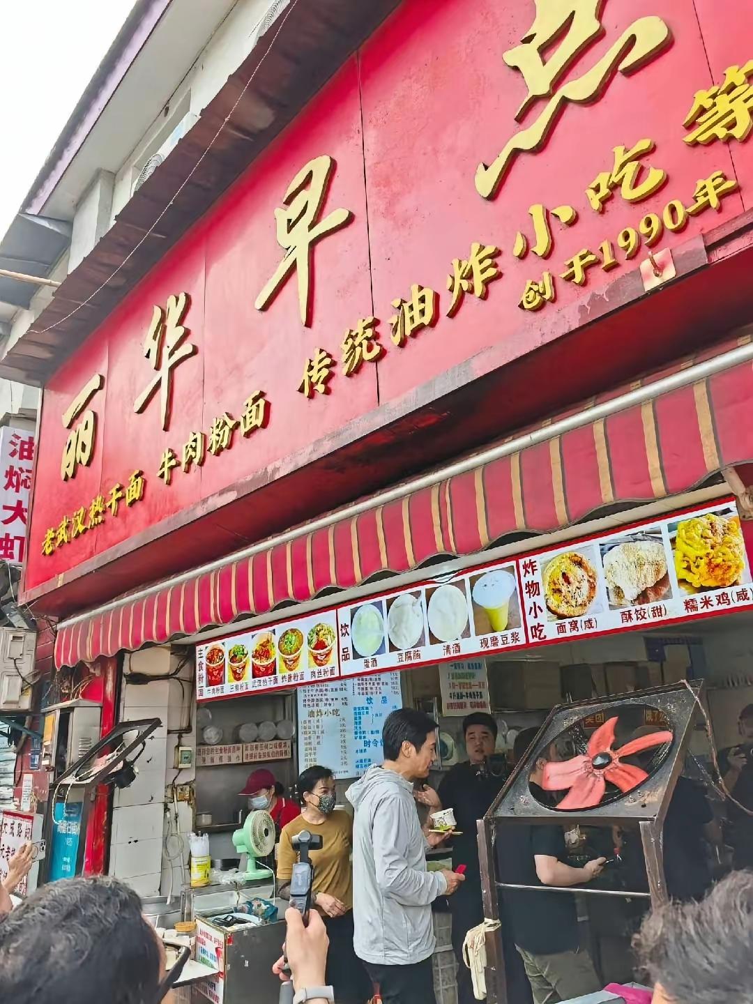 网上消息传开后，店里客流爆了。6月16日不到五点，店门口就聚起好多人。店主叶女士