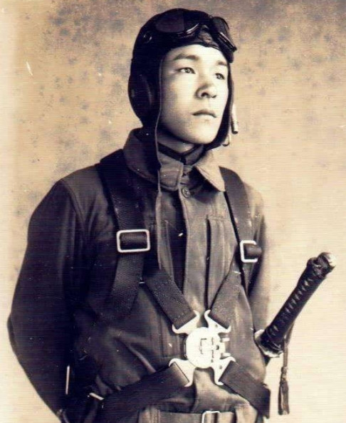 1944年，天上掉下来一个日军飞行员，被我军俘获，日军提出用40余名战俘和大批武
