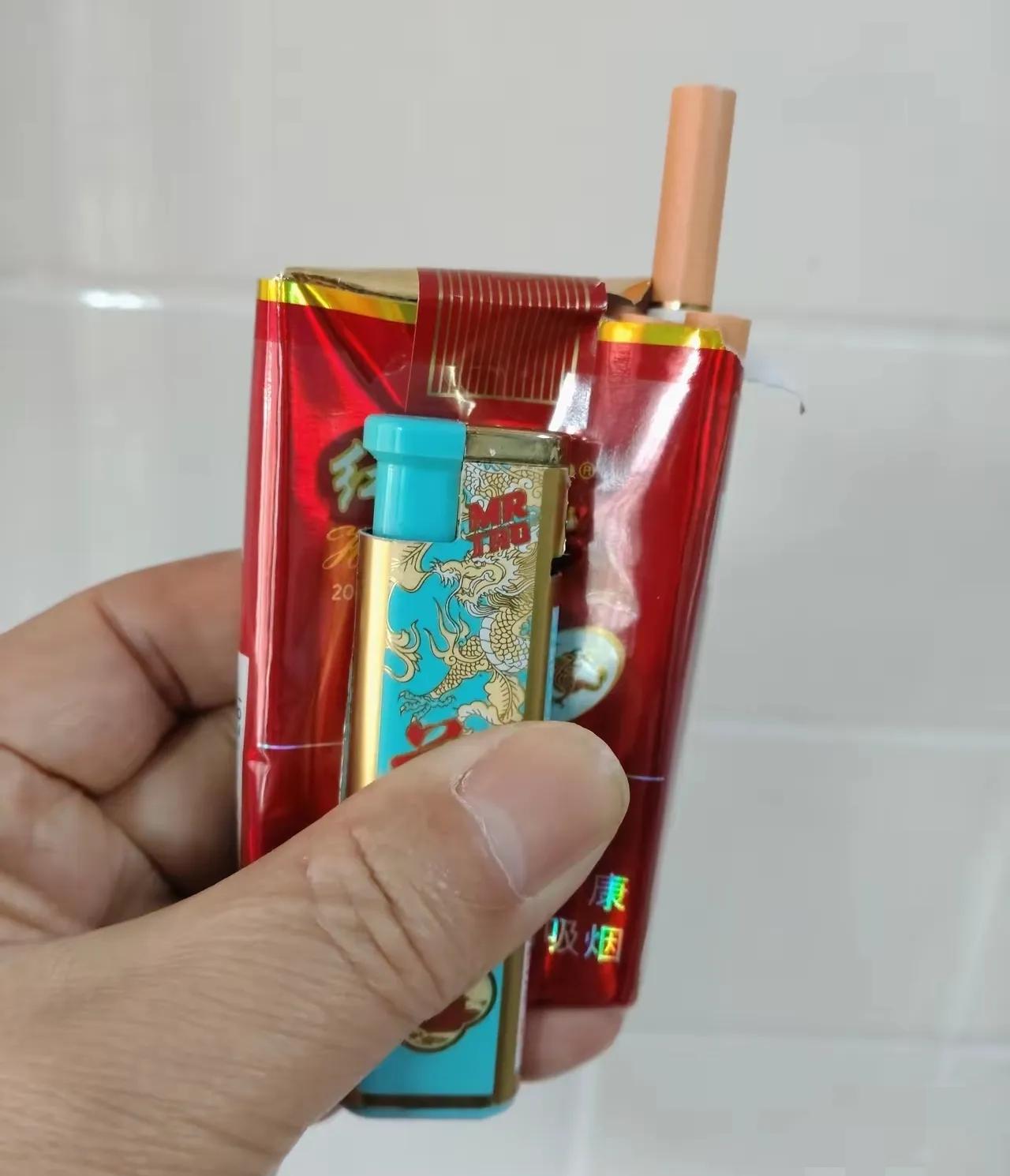 我有一个坏毛病,从不给别人发烟,也不吸别人递过来的烟。为啥呢?你想想啊,从烟盒