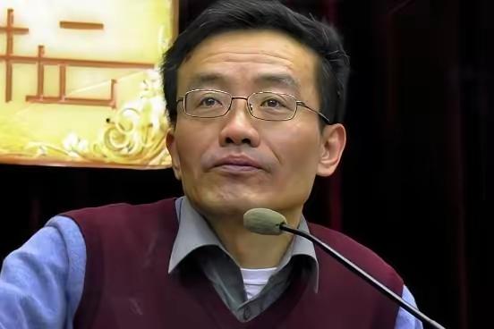 复旦教室里，67岁的王德峰看着底下黑压压的300个学生，突然来了句：“现在的中国