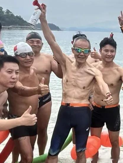 75岁的王石去参加铁人三项，光着膀子看着确实很硬朗，就是皮肤难免有些松弛。真的不